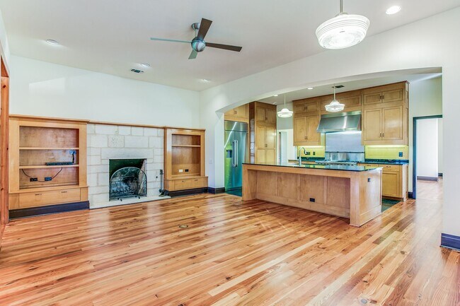Building Photo - LUXURY 4-BEDROOM IN ALAMO HEIGHTS