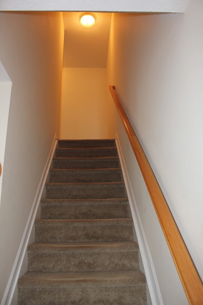 Building Photo - 3 Bedroom, 2.5 Bath Townhouse for Rent