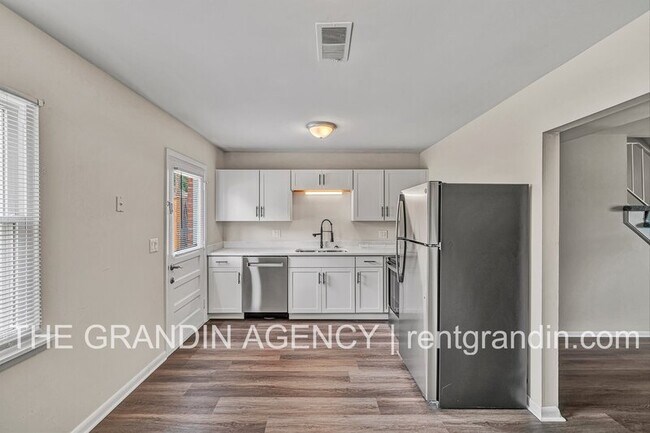 Building Photo - 2163 Mulberry St