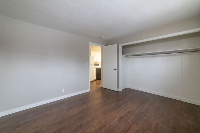 Building Photo - 172-172 NE Juniper St