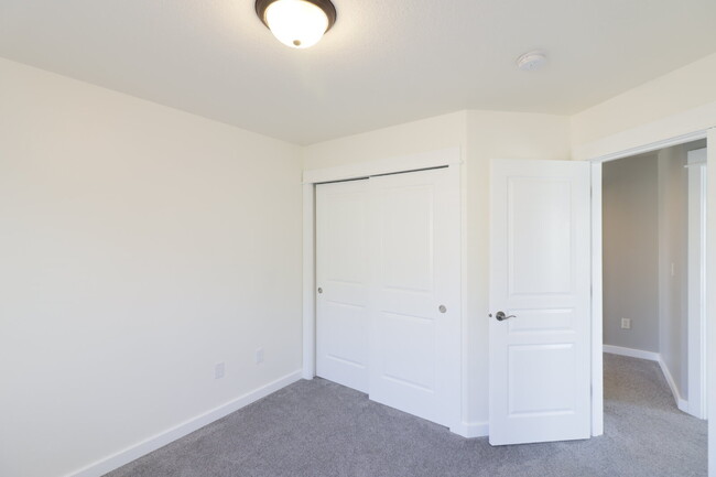 Building Photo - Charming 3-Bedroom Home with Designer Touc...