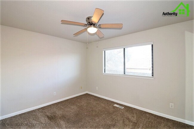 Building Photo - 866 Spaniel Dr