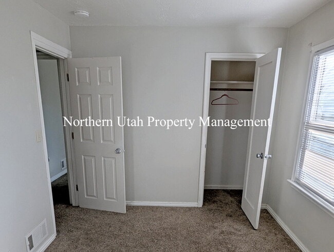 Building Photo - Upper Unit - 2 Bed 1 Bath
