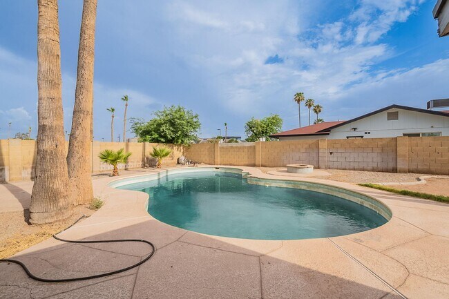 Building Photo - 2543 E Huntington Dr