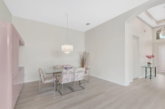 Building Photo - 7566 Pebble Shores Terrace