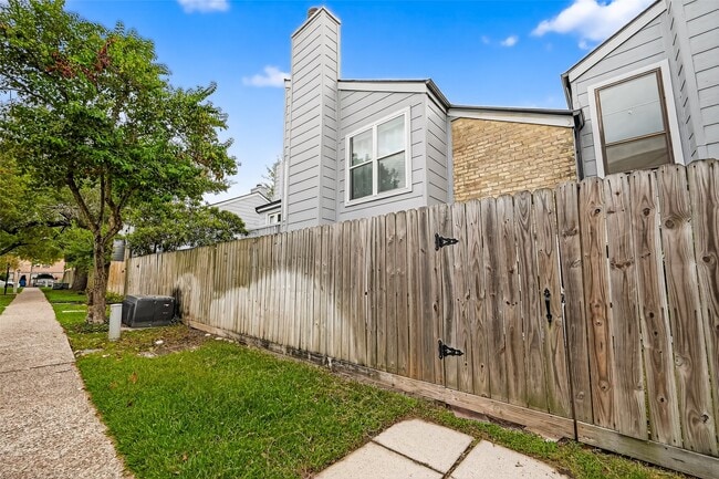 Building Photo - 711 Worthshire St