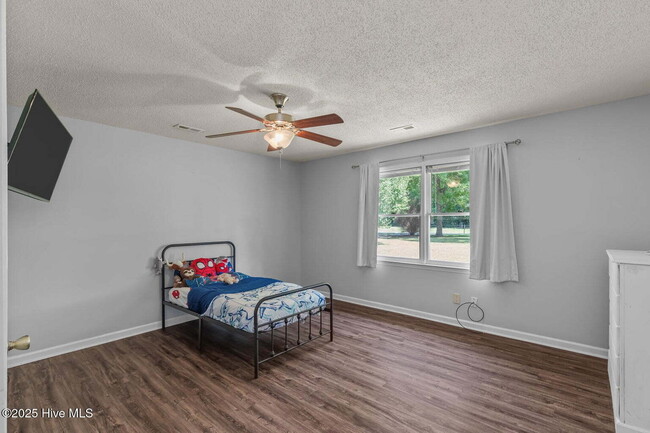 Building Photo - Beautiful 3 Bedroom, 2 Bath Home -135 Yate...