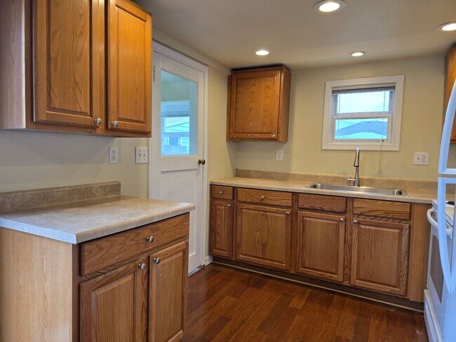 Building Photo - One Bedroom Duplex with Fenced Yard