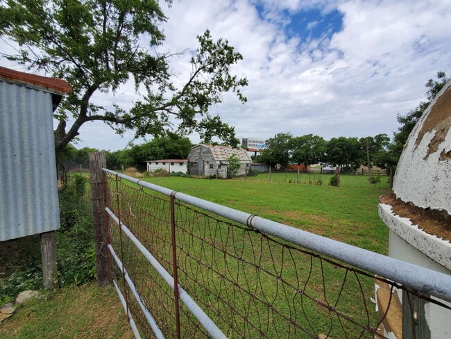 Building Photo - "Charming Cresson Retreat: Cozy 2-Bed Home...