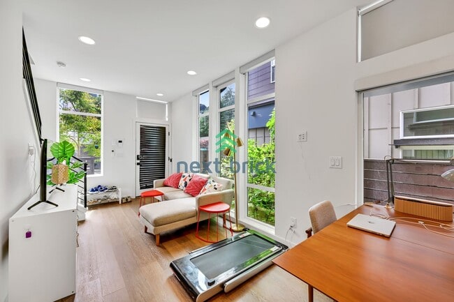 Building Photo - 2 BED & 2 BATH TOWNHOUSE FOR RENT