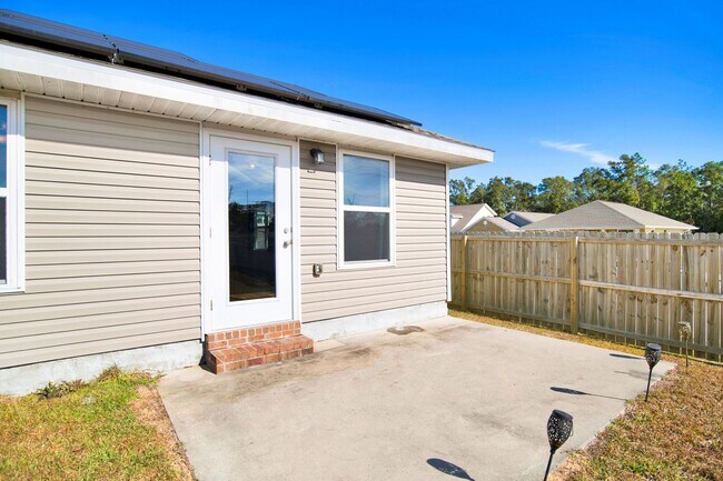 Building Photo - Beautiful 3 Bed 2 Bath Home Centrally Located in Pensacola