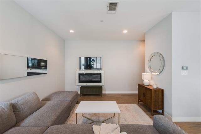 Building Photo - 2107 Bennett Ave