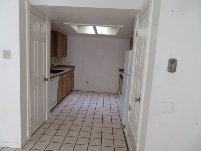 Building Photo - Clean 3 Bedroom 2 Bath Home For Rent