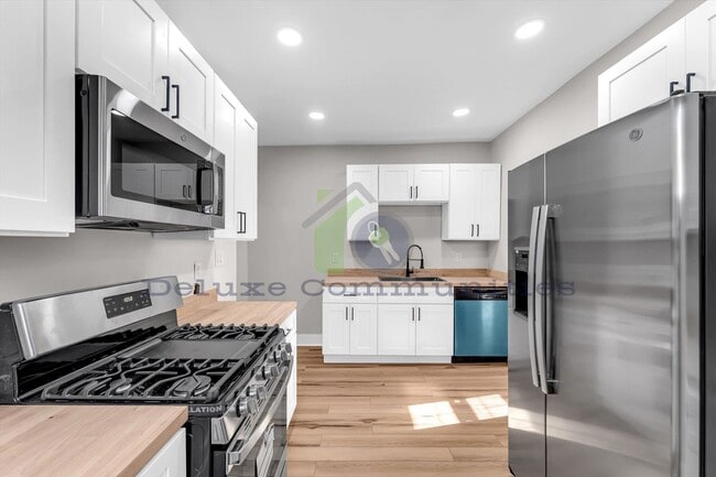 Building Photo - 724-724 Adams St SE