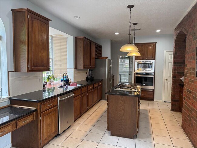 Building Photo - 1323 W Forest Dr