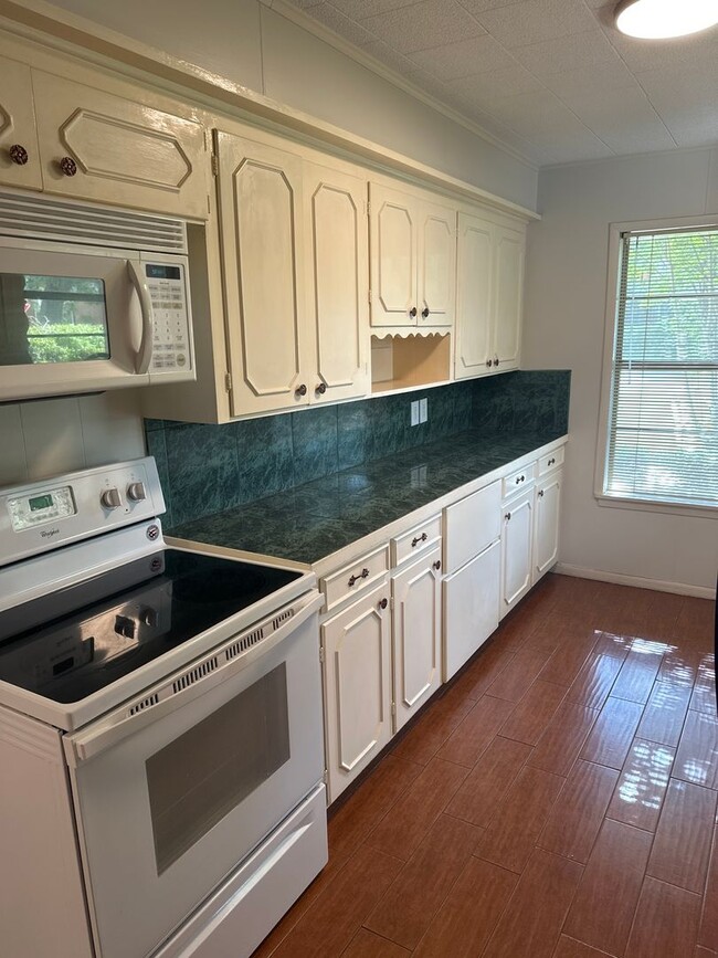 Building Photo - ~ 3/2/1 For Rent in Midtown Tyler ~