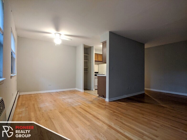 Building Photo - 510 W Briar Pl