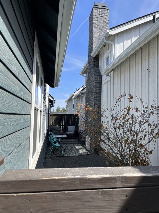 Building Photo - FOR RENT - Furnished 3 bed, 2 bath NorthWest Crossing Modern Townhome