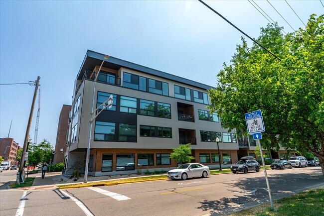 Building Photo - 825 E Mifflin St