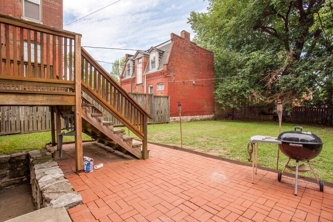 Building Photo - Fenced in backyard, in the heart of histor...