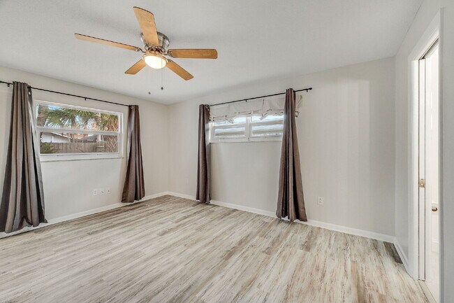 Building Photo - Beautiful 4 bedroom, 2 bathroom in Satellite Beach! NO HOA!!