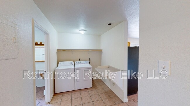 Building Photo - 741 Elm St