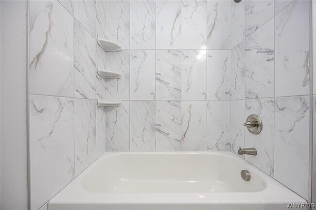 Building Photo - 1204 Niagara St