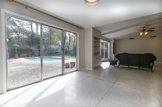 Building Photo - 1215 Briarpark Dr