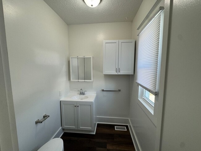 Building Photo - Updated 3 Bedroom Home in Moline