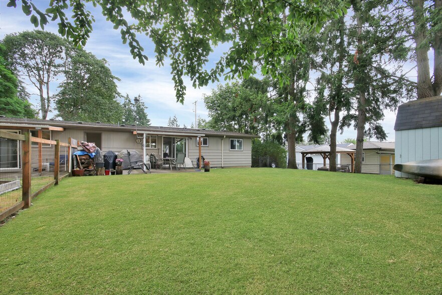 Back yard looking toward the covered patio. - 7017 Sacramento St SW