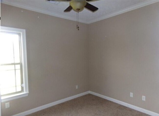Building Photo - 18 Cains Cove