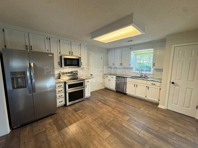 Building Photo - 335 Charlyne Way