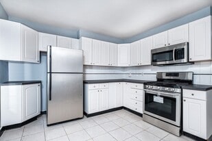 Building Photo - 92 Pine St