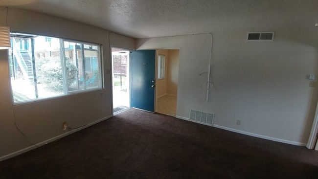 Building Photo - Great Size 1 Bedroom 1 Bath Available Now !!!