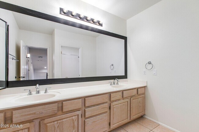 Building Photo - 5513 E Grovers Ave