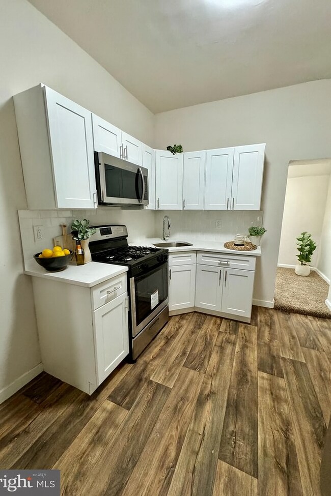 Building Photo - 2055 E Stella St