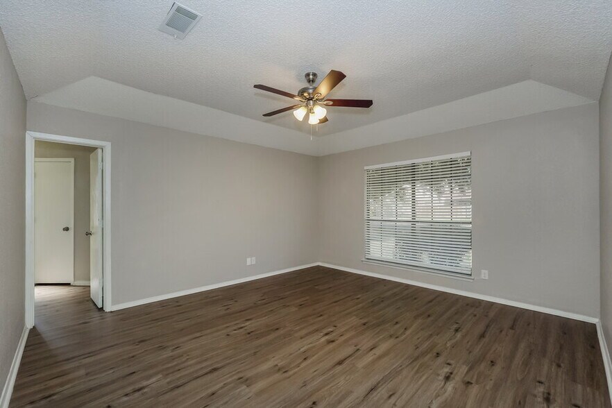 Building Photo - 5732 Bermuda Dr