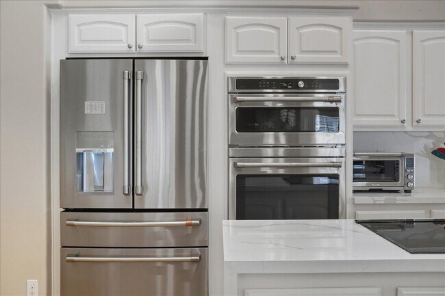 Building Photo - 1909 E Coral Tree Dr