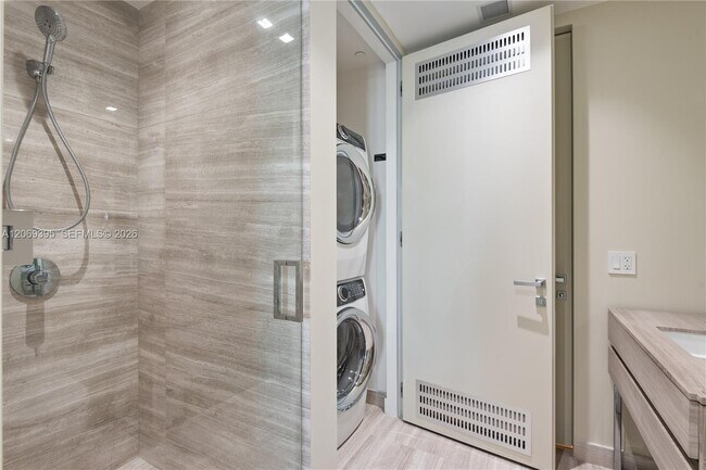 Building Photo - 18975 Collins Ave