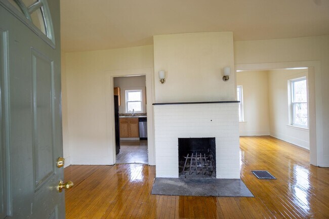 Building Photo - AVAILABLE 6/1/26 - House for Rent Near Sho...