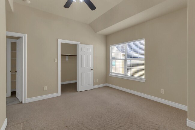 Building Photo - 9006 Lakes at 610 Dr