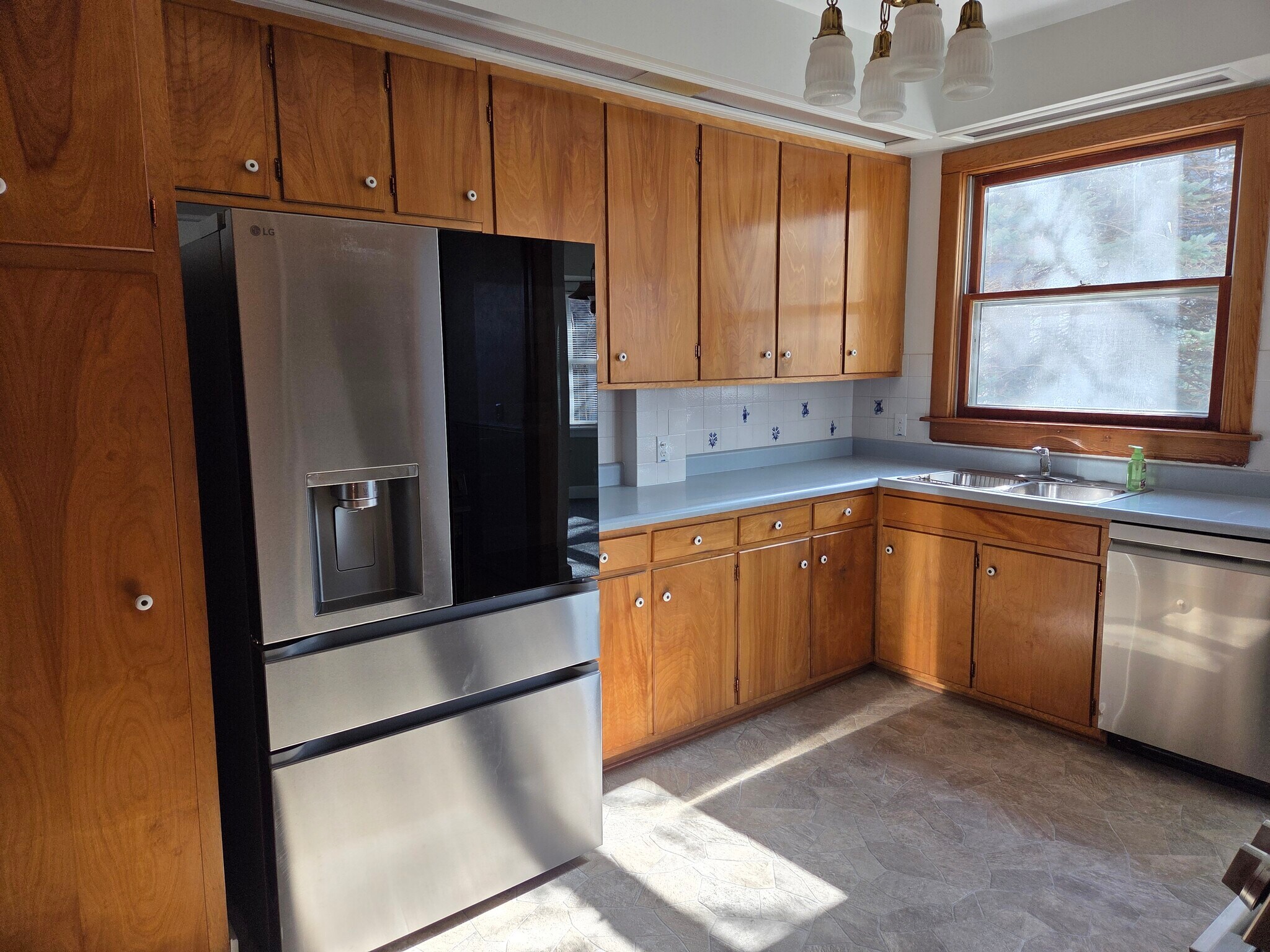 Building Photo - 511 W 1st St