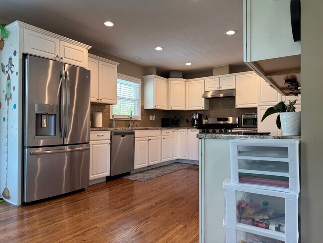 Building Photo - Stunning 4 Bed, 3 Bath Home with Backyard ...