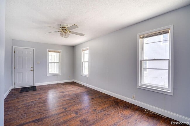 Building Photo - 577 E Brickley Ave