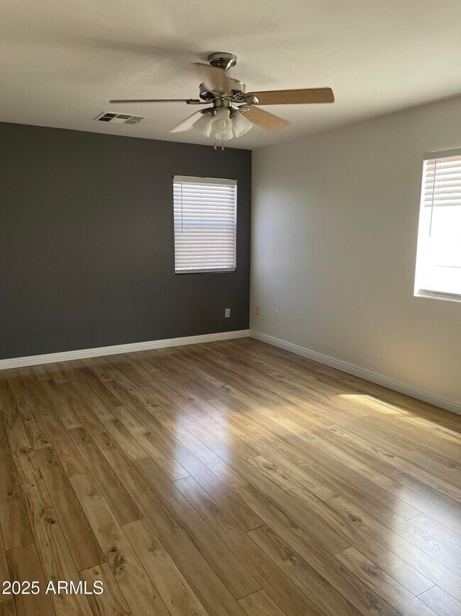 Building Photo - 646 E El Monte Pl