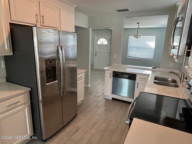 Building Photo - 825 14th Ave N