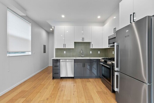 Building Photo - West Seattle Townhome with Air Conditionin...