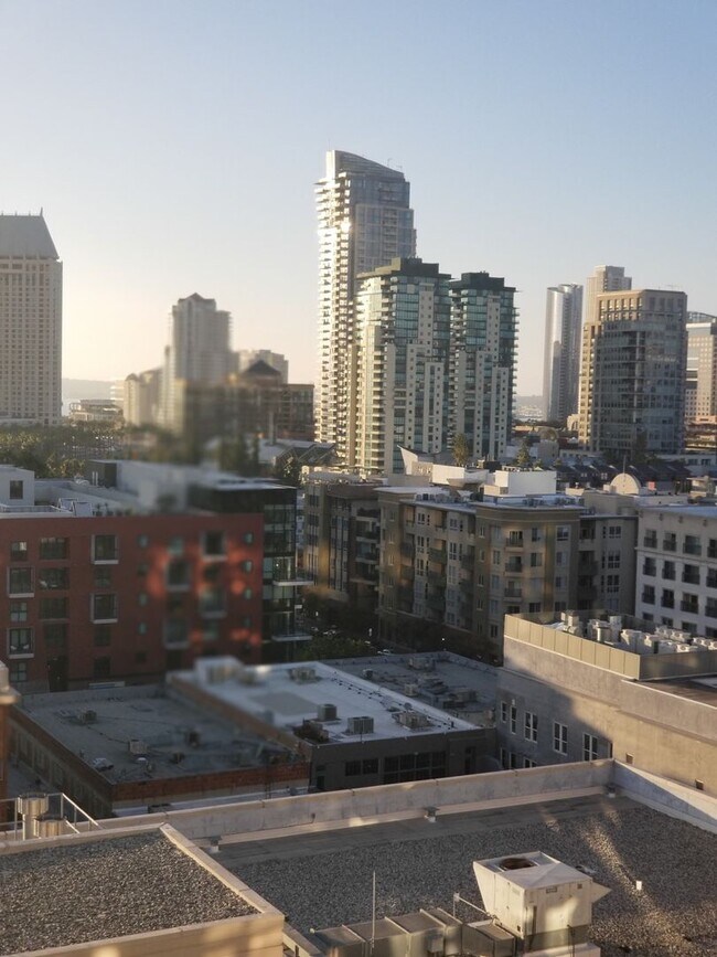 Building Photo - Downtown  1-Bed plus Loft 1bath 1 parking ...