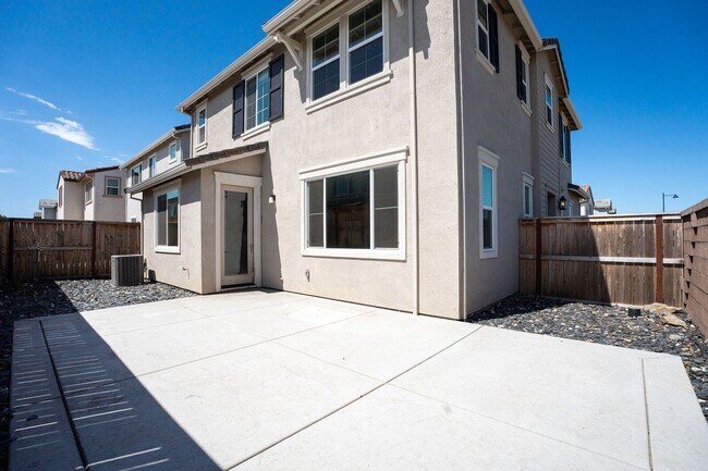 Building Photo - 3434 Sassafras Way