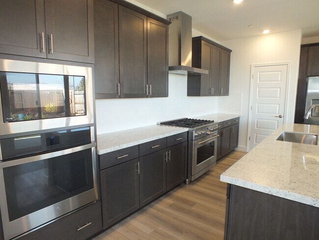 Building Photo - Folsom Russell Ranch 4/3 new home